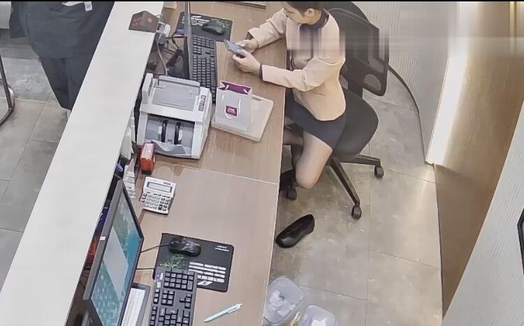 The jewelry store hostess in black nylon gave us a shoeplay lesson 5