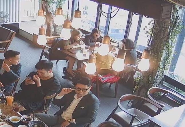 The restaurant dangling girl