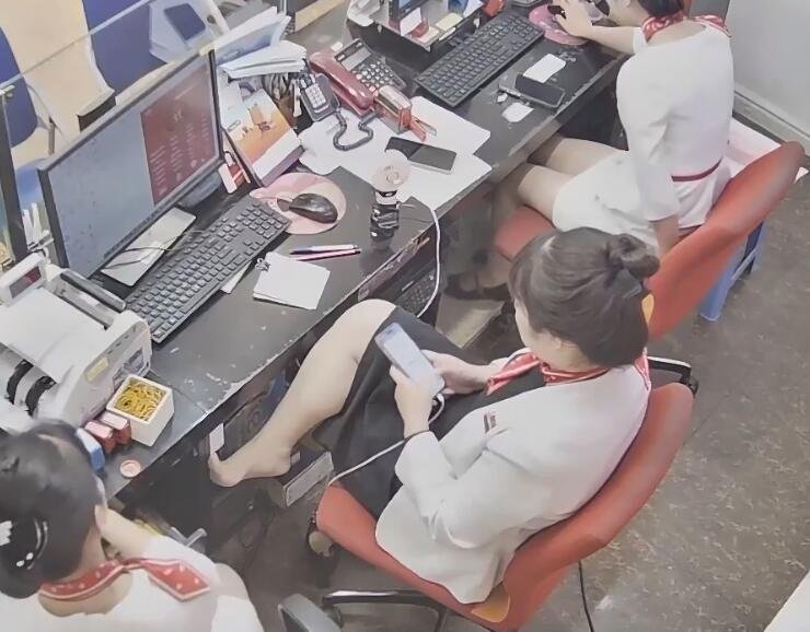 The jewelry store hostess manager show us her cute feet 5