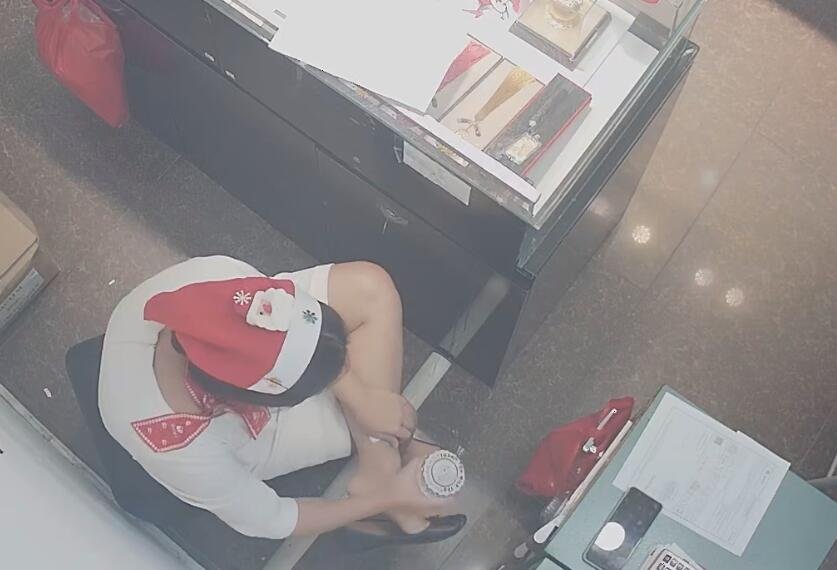  She sprayed perfume on her feet！