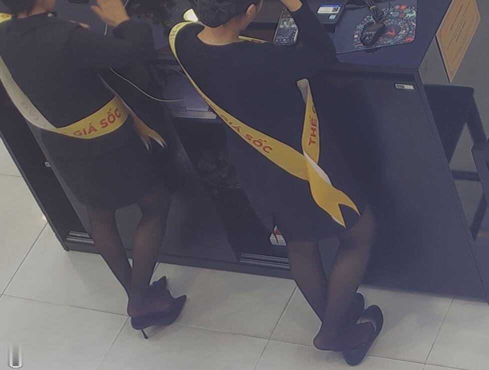 The jewelry store hostess in black nylon show us her cute feet! 278