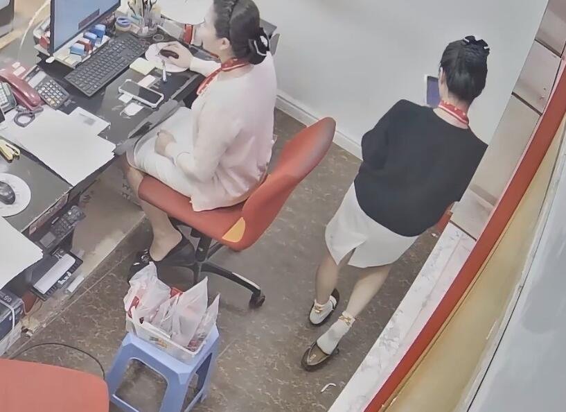 She stand up dipping and heelpopping show us her sole