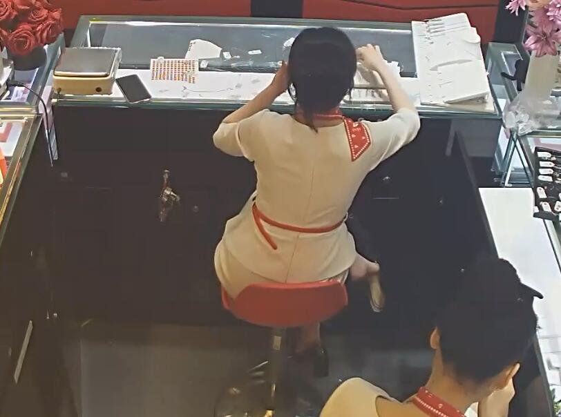 Let's watch the jewelry store hostess dipping shoeplay from her back