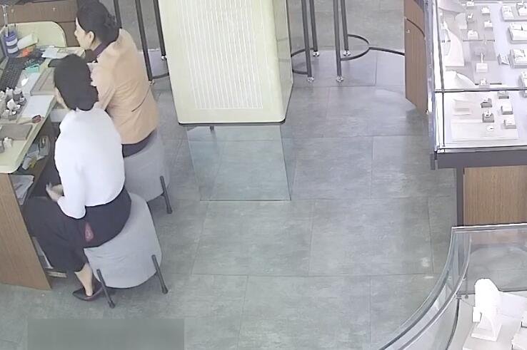 The new jewelry store hostess heelpopping up