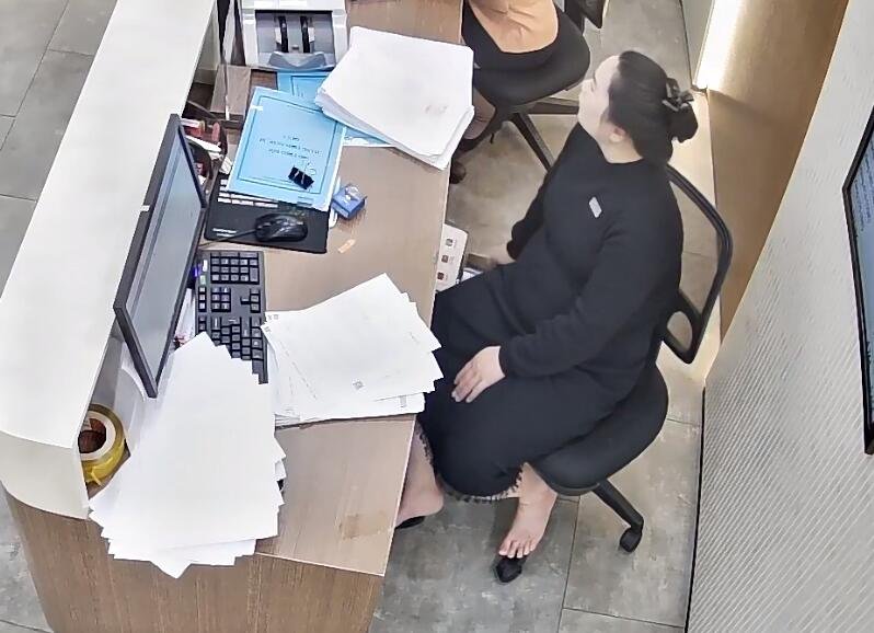 The jewelry store hostess remove heels show us her sexy bare feet